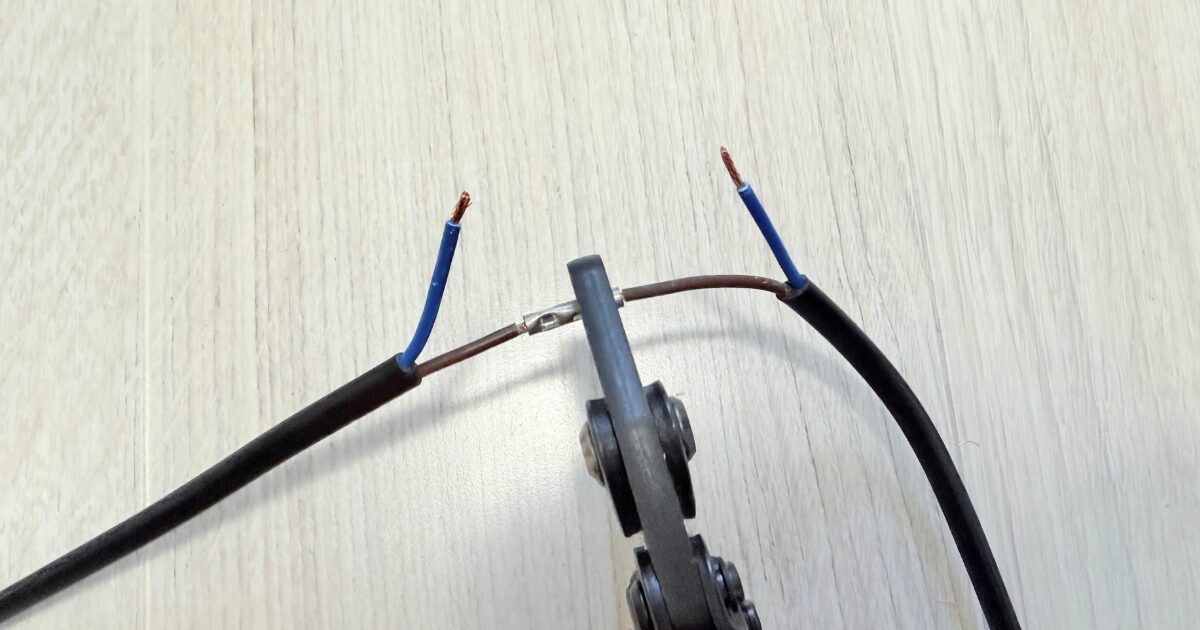 Bスリーブを圧着