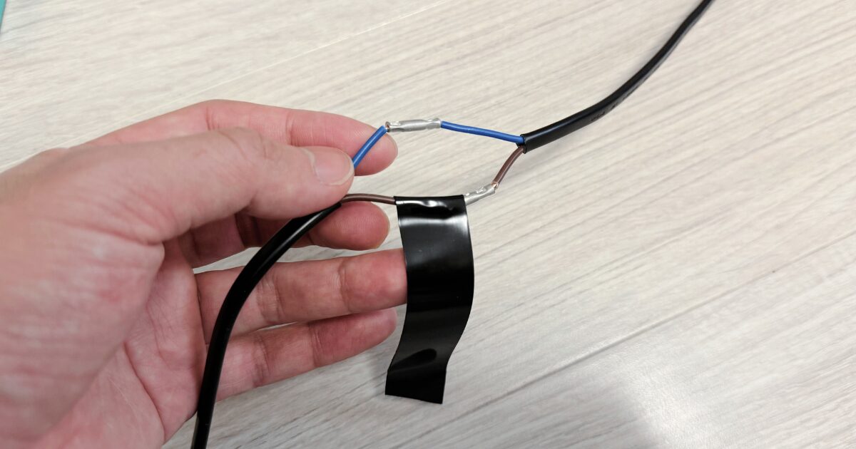 自己融着テープをまく